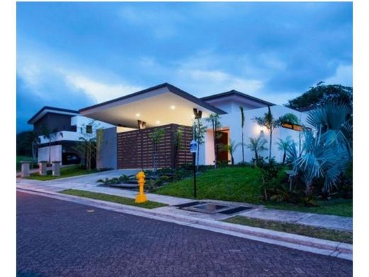 منزل ﻓﻲ Santa Ana, Provincia de San José