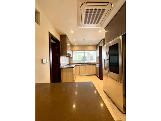 Lüks ev Guácima, Cantón de Alajuela