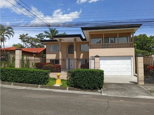 Luxury home in Colon, Mora