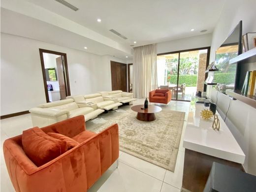 منزل ﻓﻲ Santa Ana, Provincia de San José