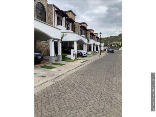 Luxury home in Santa Ana, Provincia de San José