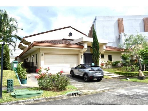 منزل ﻓﻲ Santa Ana, Provincia de San José