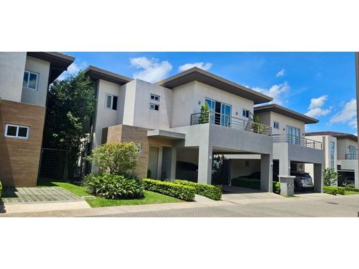 Residential complexes in Santa Ana, Provincia de San José