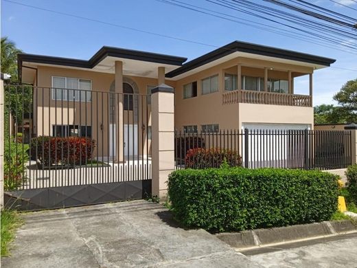 Luxury home in Colón, Mora