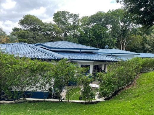 Luxus-Haus in Colón, Mora