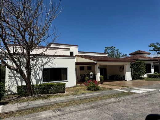 منزل ﻓﻲ Santa Ana, Provincia de San José