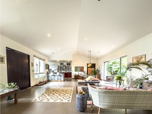 Edificio en Colón, Mora