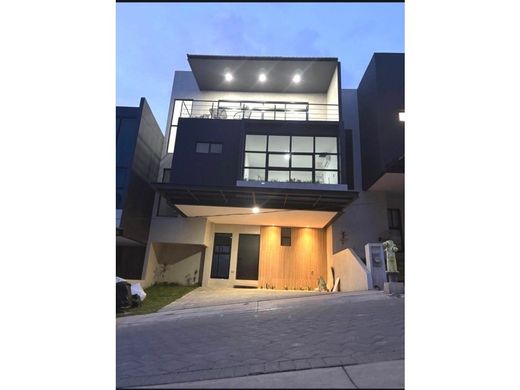 Luxury home in Escazú, Provincia de San José