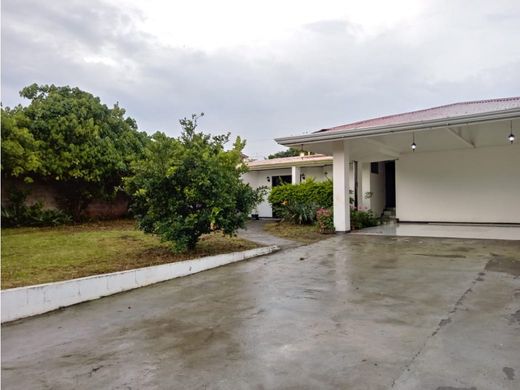 Casa de lujo en San Josecito, San Isidro