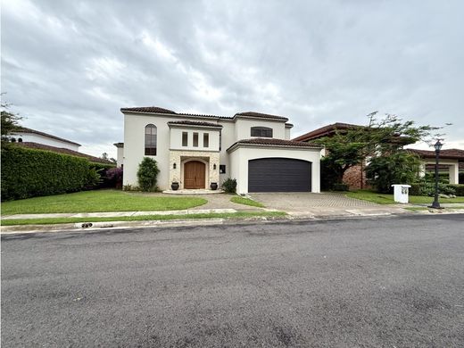 منزل ﻓﻲ Santa Ana, Provincia de San José