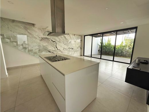 منزل ﻓﻲ Santa Ana, Provincia de San José