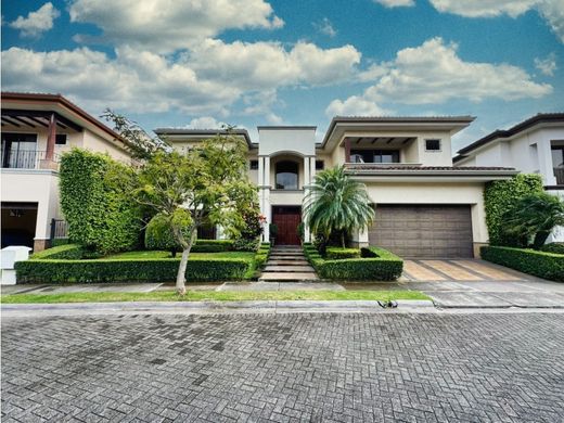 Luxury home in Santa Ana, Provincia de San José