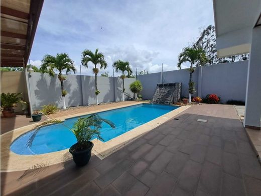 Luxury home in Santo Domingo, Provincia de Heredia