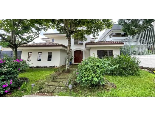 Luxury home in Colón, Mora