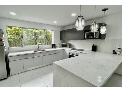 منزل ﻓﻲ Santa Ana, Provincia de San José