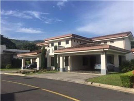 منزل ﻓﻲ Santa Ana, Provincia de San José