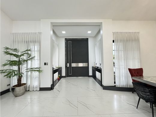 Luxury home in Santa Ana, Provincia de San José