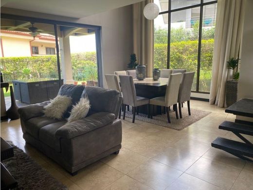 منزل ﻓﻲ Carlos María Ulloa, Provincia de San José