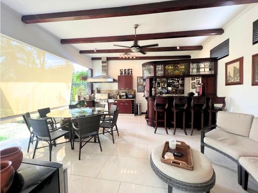 Luksusowy dom w Guachipelín, Escazú