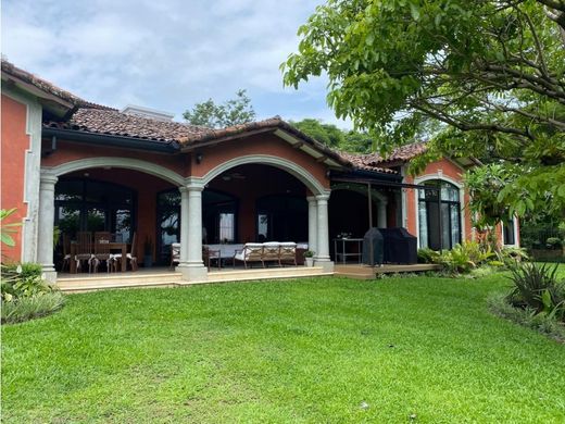 منزل ﻓﻲ Santa Ana, Provincia de San José