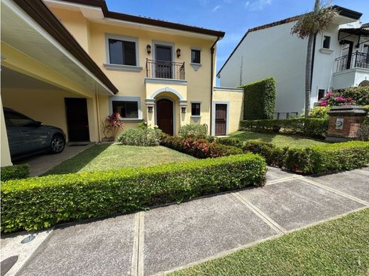 منزل ﻓﻲ Santa Ana, Provincia de San José