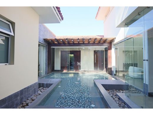 Luxury home in Santa Ana, Provincia de San José