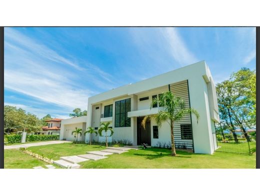 Lüks ev Guácima, Cantón de Alajuela