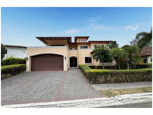 Complexes résidentiels à Santa Ana, Provincia de San José