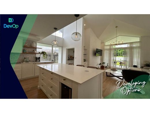 Luxury home in Carlos María Ulloa, Provincia de San José