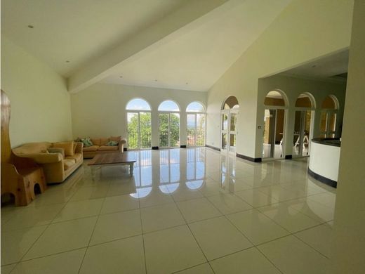 Luxury home in Colón, Mora