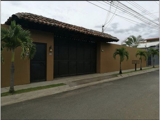 Casa di lusso a Echeverría, Flores