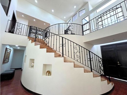 Luxus-Haus in Santa Ana, Provincia de San José