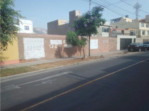 Terreno a Santiago de Surco, Lima