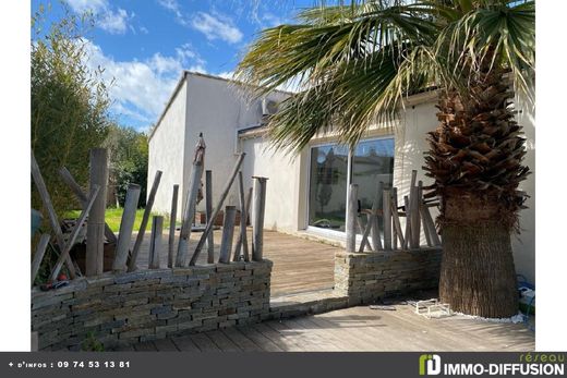 Luxury home in Aimargues, Gard