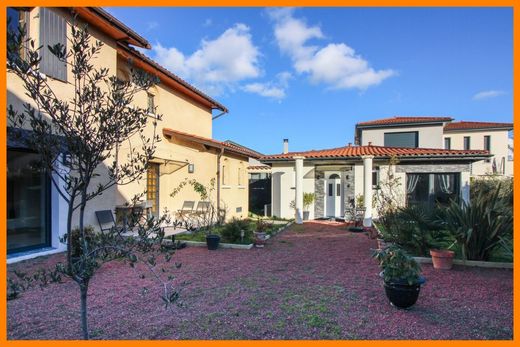 Luxury home in La Boisse, Ain