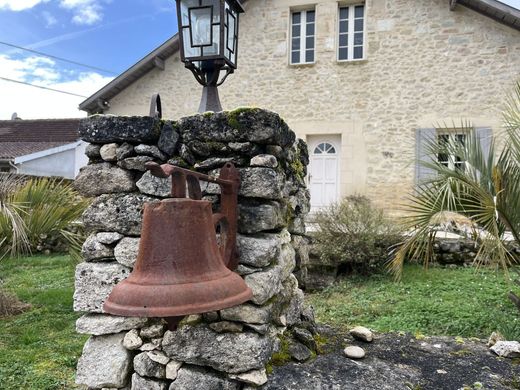 Luxury home in Landerrouat, Gironde
