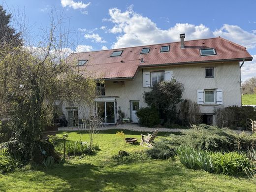 Casa di lusso a Saint-Genix-sur-Guiers, Savoia