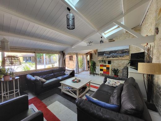 Vouhé, Charente-Maritimeの高級住宅