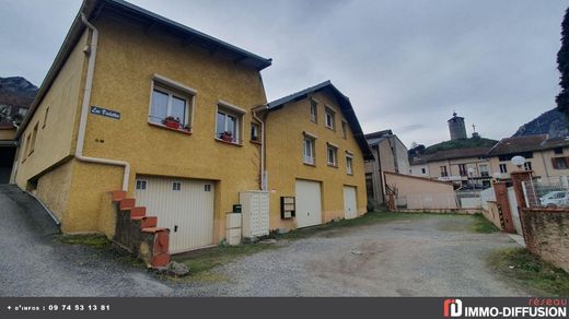 Complexes résidentiels à Tarascon-sur-Ariège, Ariège