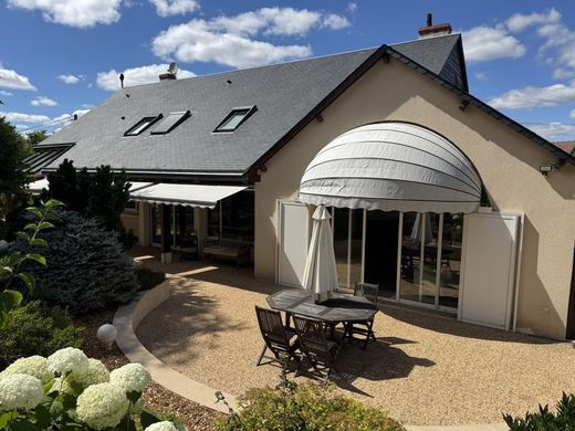 Luxe woning in Saint-Amand-Montrond, Cher