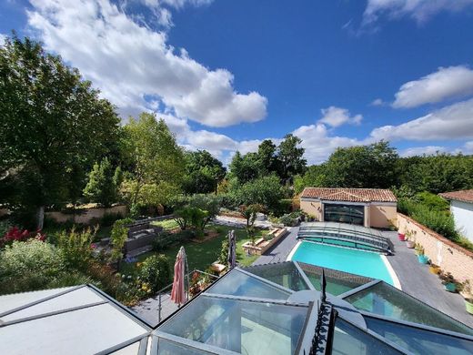 Luxury home in Saint-Jean-d'Angély, Charente-Maritime