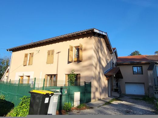 Wohnkomplexe in Saint-Jean-de-Niost, Ain