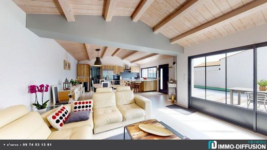 Luxury home in Saint-Rogatien, Charente-Maritime