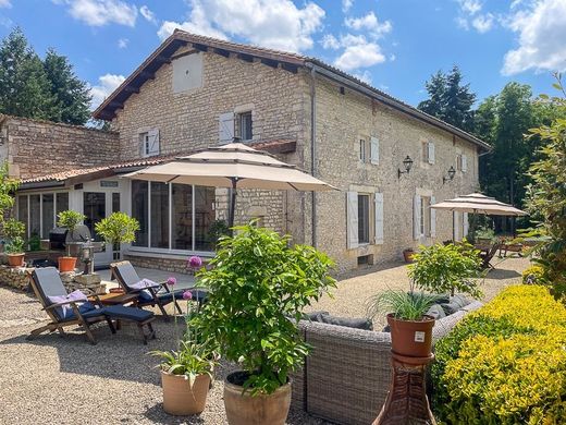 Casa di lusso a Sauzé-Vaussais, Deux-Sèvres