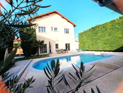 Luxury home in Riorges, Loire