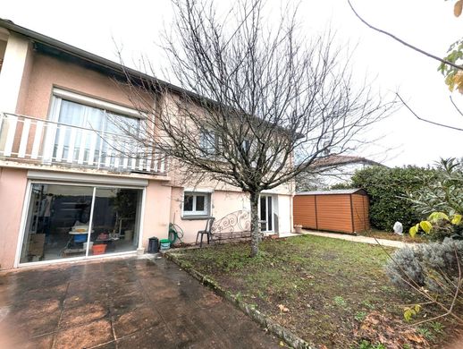 Luxe woning in Meyzieu, Rhône