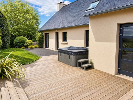Luxury home in Saint-Quay-Perros, Côtes-d'Armor