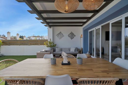 Apartment / Etagenwohnung in El Paraíso, Málaga