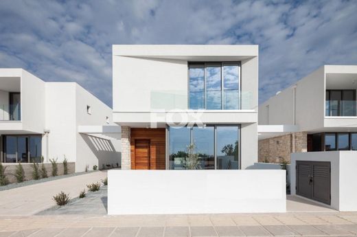 Detached House in Emba, Émpa