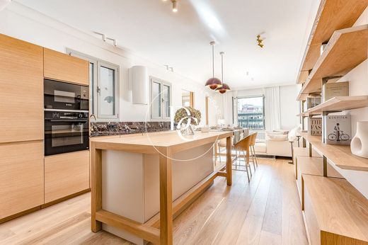 Apartment / Etagenwohnung in Barcelona, Provinz Barcelona